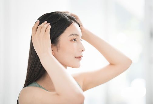 ウィッグをつける女性